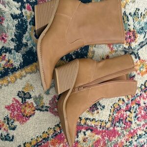 Universal Thread Tan Heeled Boots